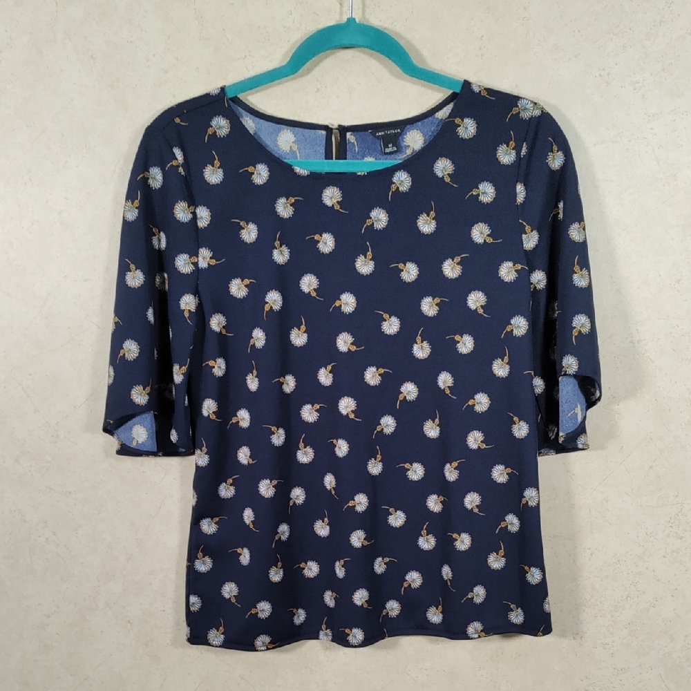 4197 Ann Taylor navy w/gold & white dandelion print S/S blouse M
